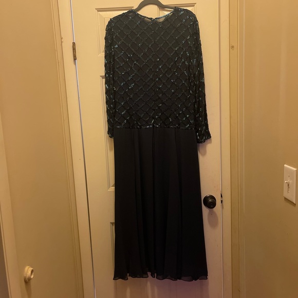 Women’s Dress - Picture 3 of 6